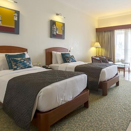 הובלי Hotel Naveen Lakeside מראה חיצוני תמונה