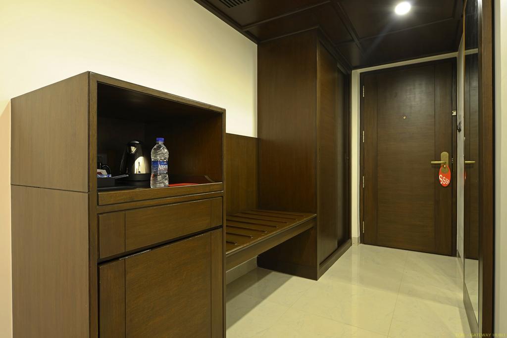 הובלי Hotel Naveen Lakeside מראה חיצוני תמונה