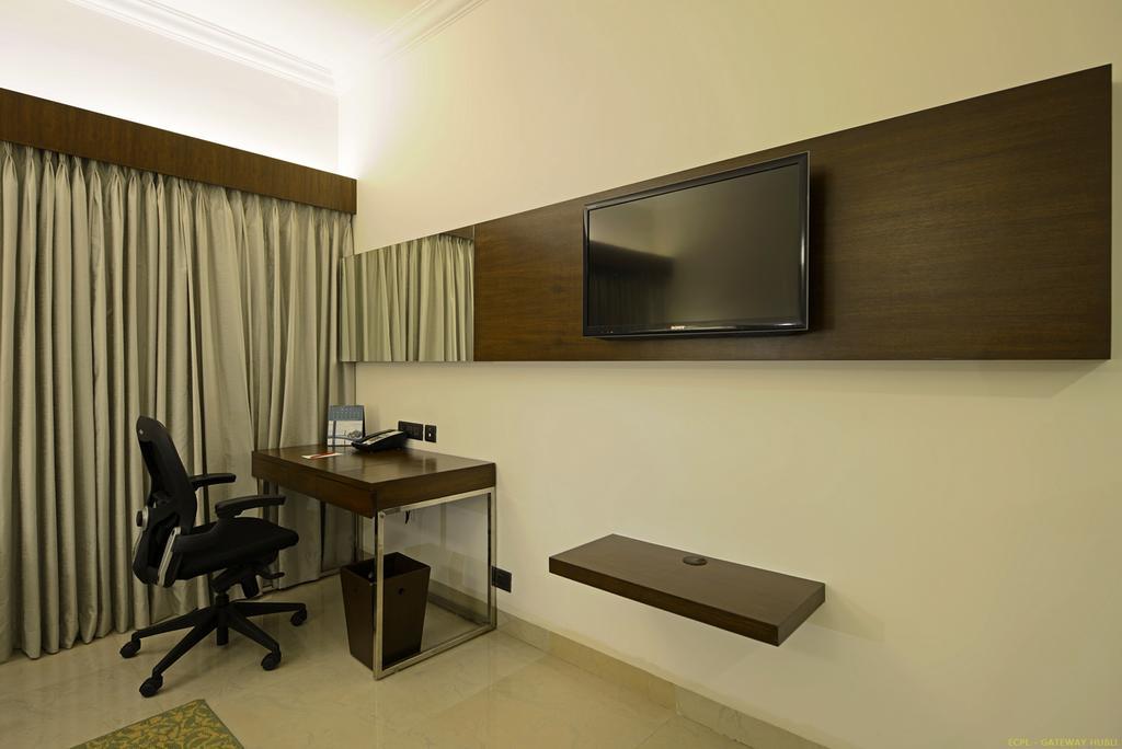 הובלי Hotel Naveen Lakeside מראה חיצוני תמונה