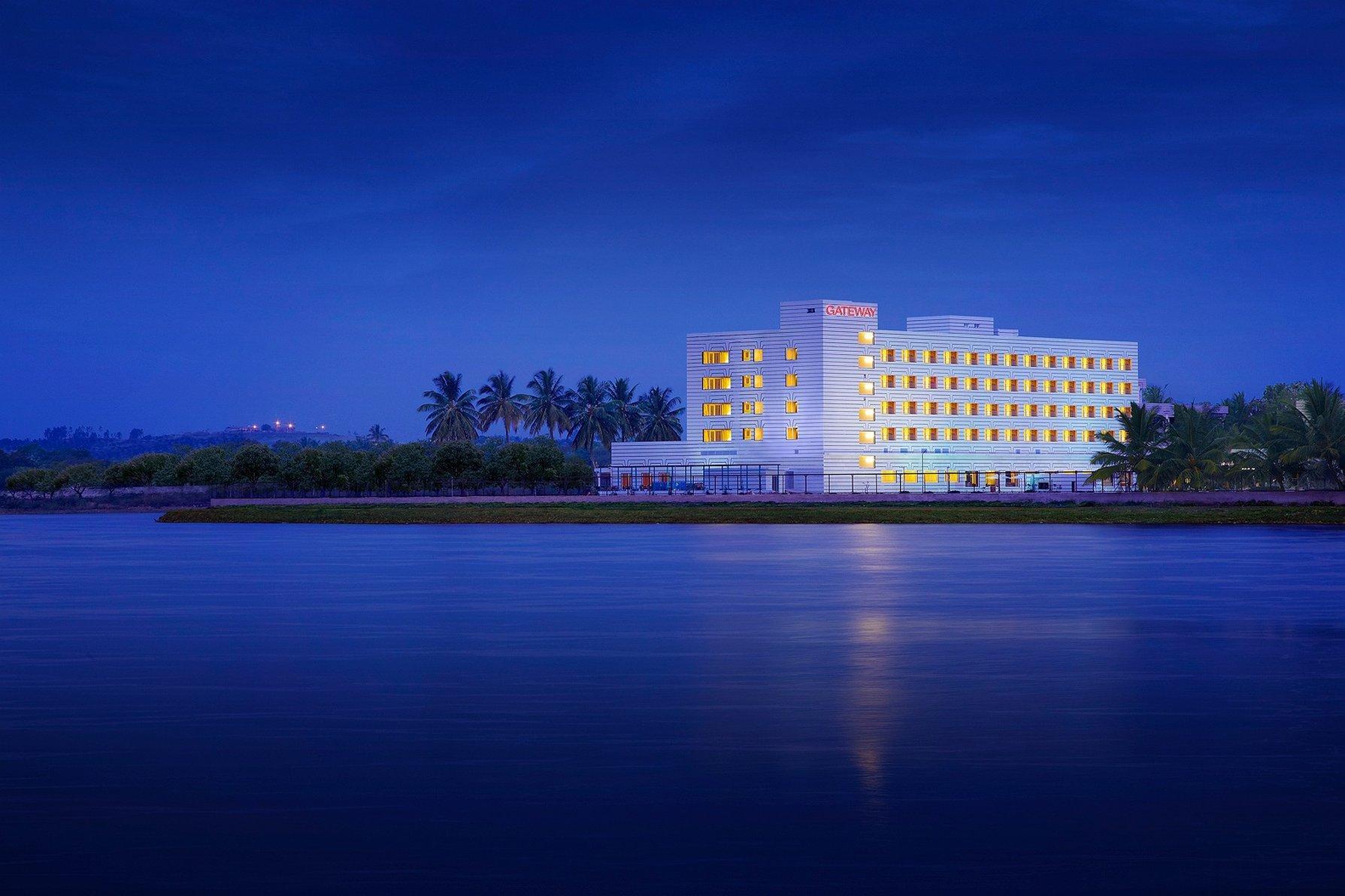 הובלי Hotel Naveen Lakeside מראה חיצוני תמונה
