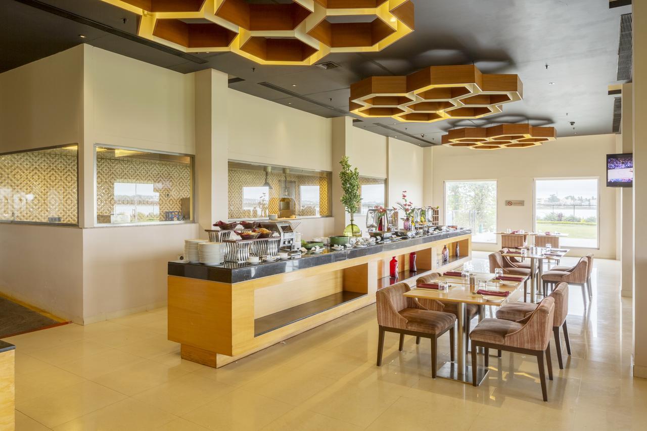 הובלי Hotel Naveen Lakeside מראה חיצוני תמונה