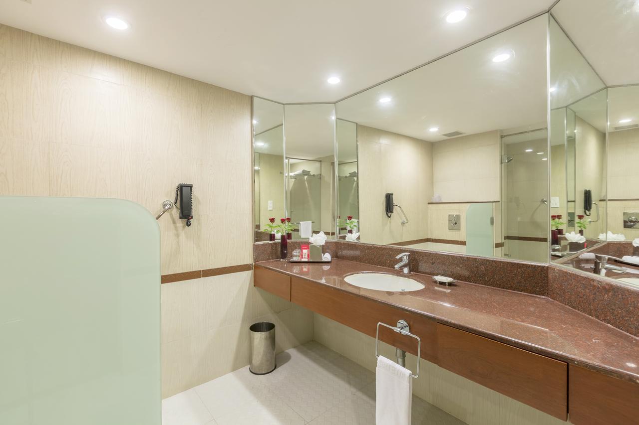 הובלי Hotel Naveen Lakeside מראה חיצוני תמונה