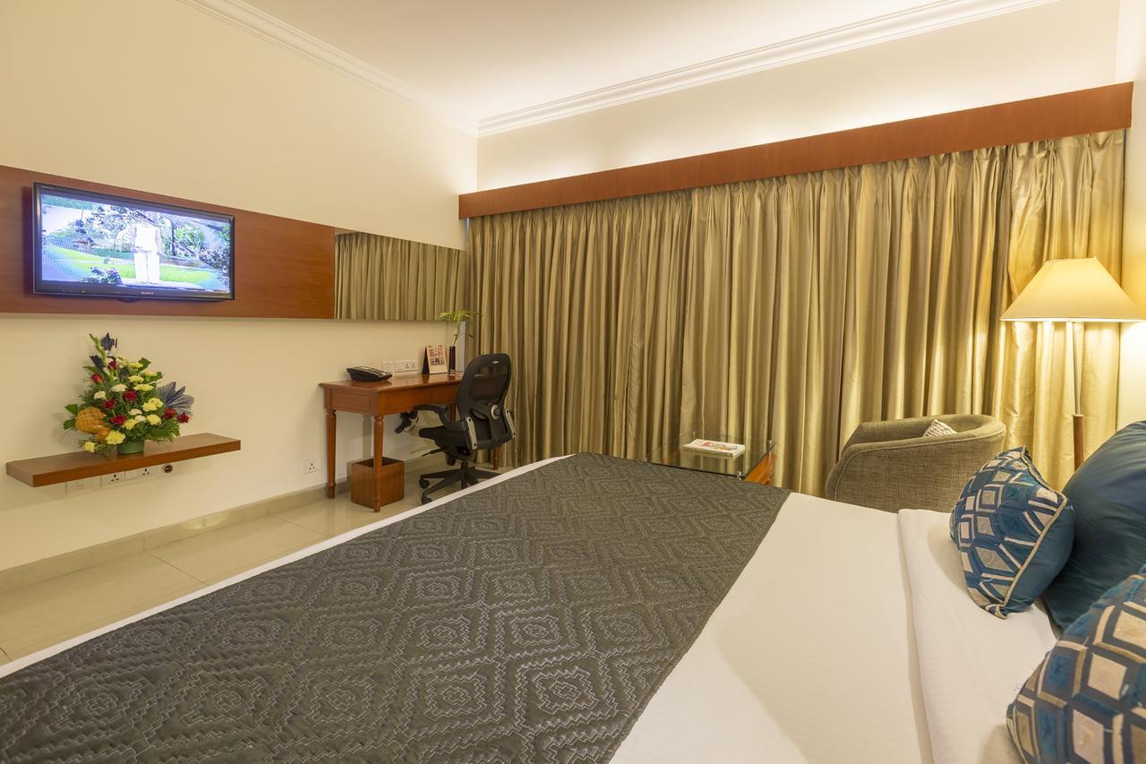 הובלי Hotel Naveen Lakeside מראה חיצוני תמונה