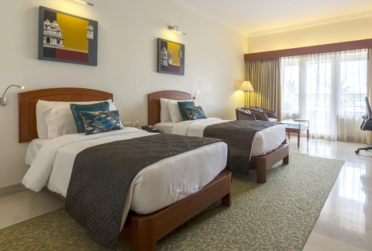 הובלי Hotel Naveen Lakeside מראה חיצוני תמונה