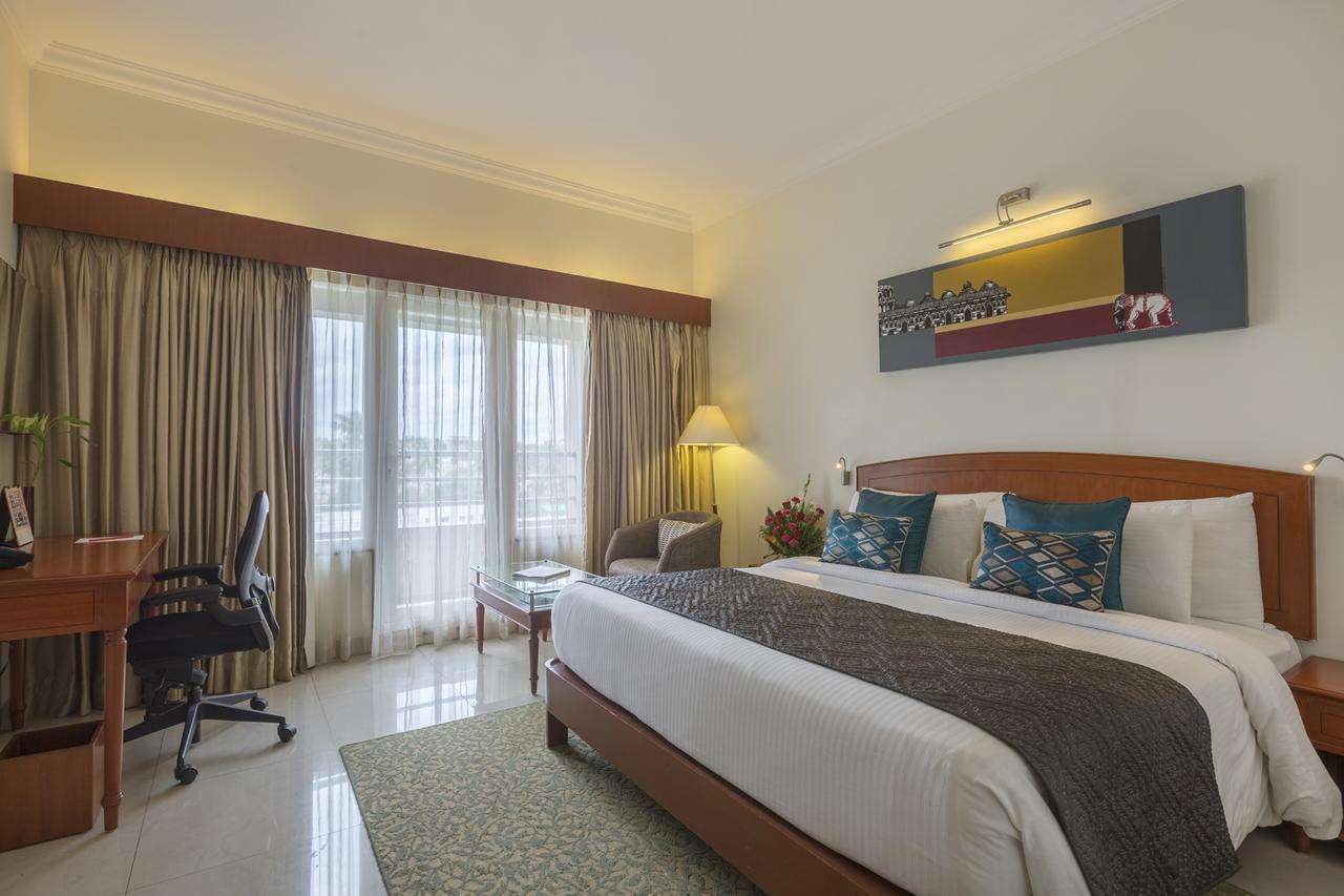 הובלי Hotel Naveen Lakeside מראה חיצוני תמונה