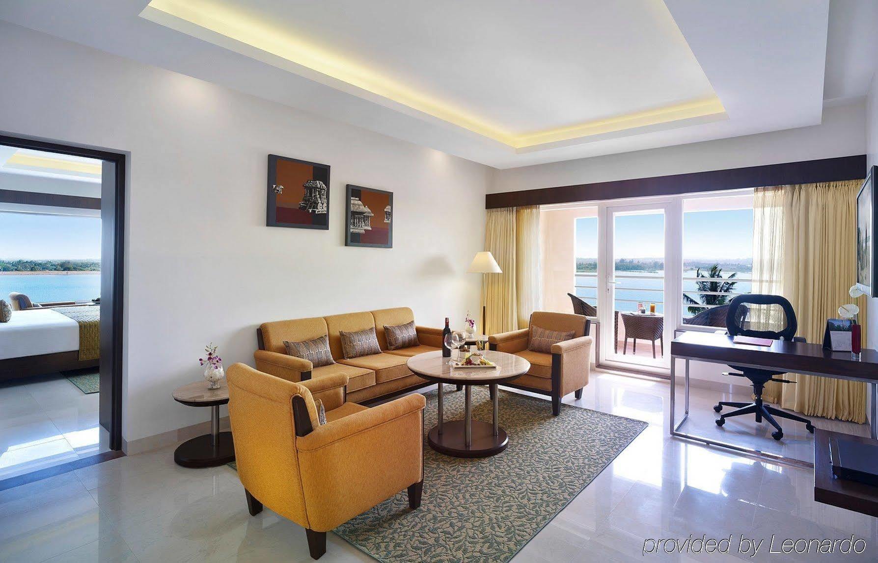 הובלי Hotel Naveen Lakeside מראה חיצוני תמונה