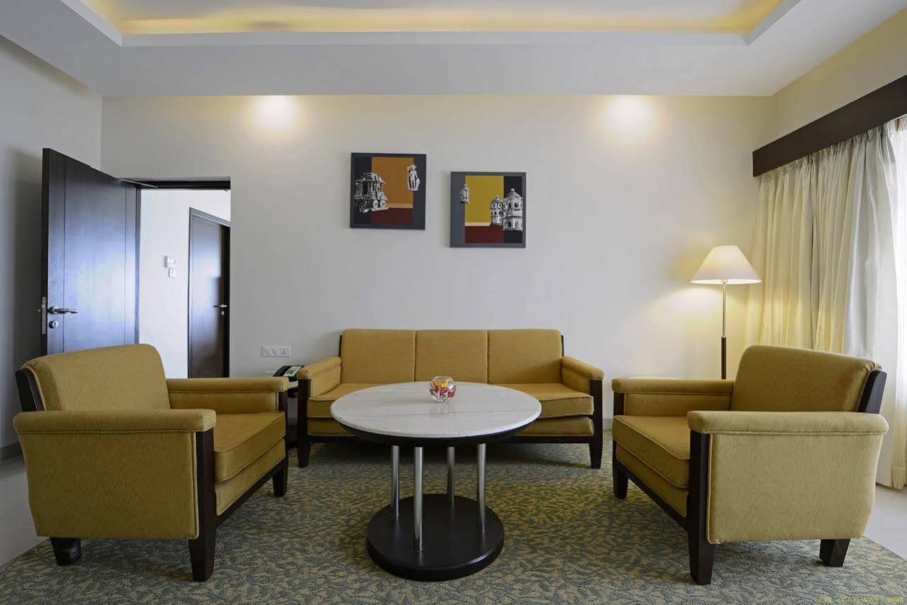 הובלי Hotel Naveen Lakeside מראה חיצוני תמונה