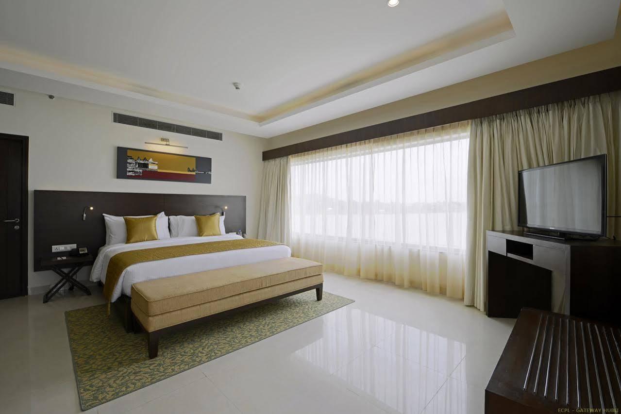 הובלי Hotel Naveen Lakeside מראה חיצוני תמונה