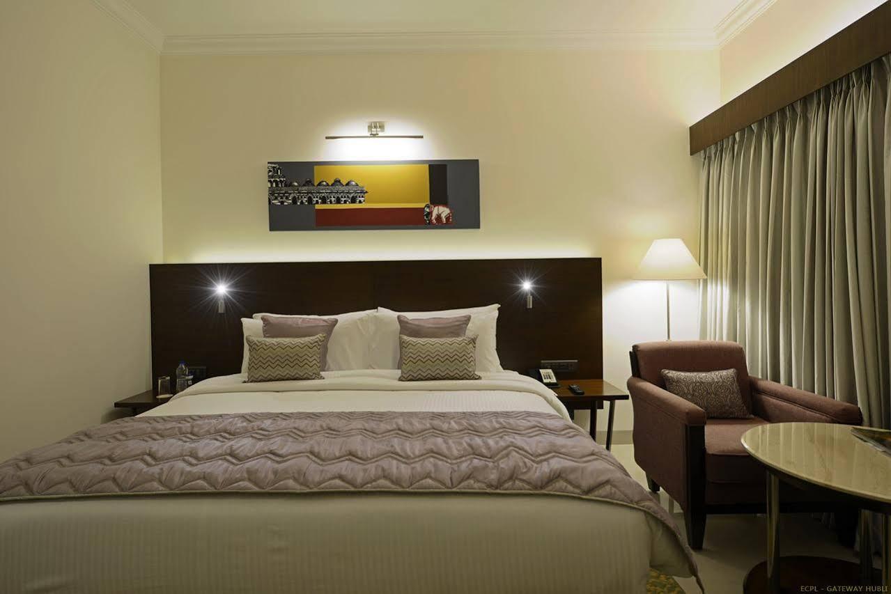 הובלי Hotel Naveen Lakeside מראה חיצוני תמונה