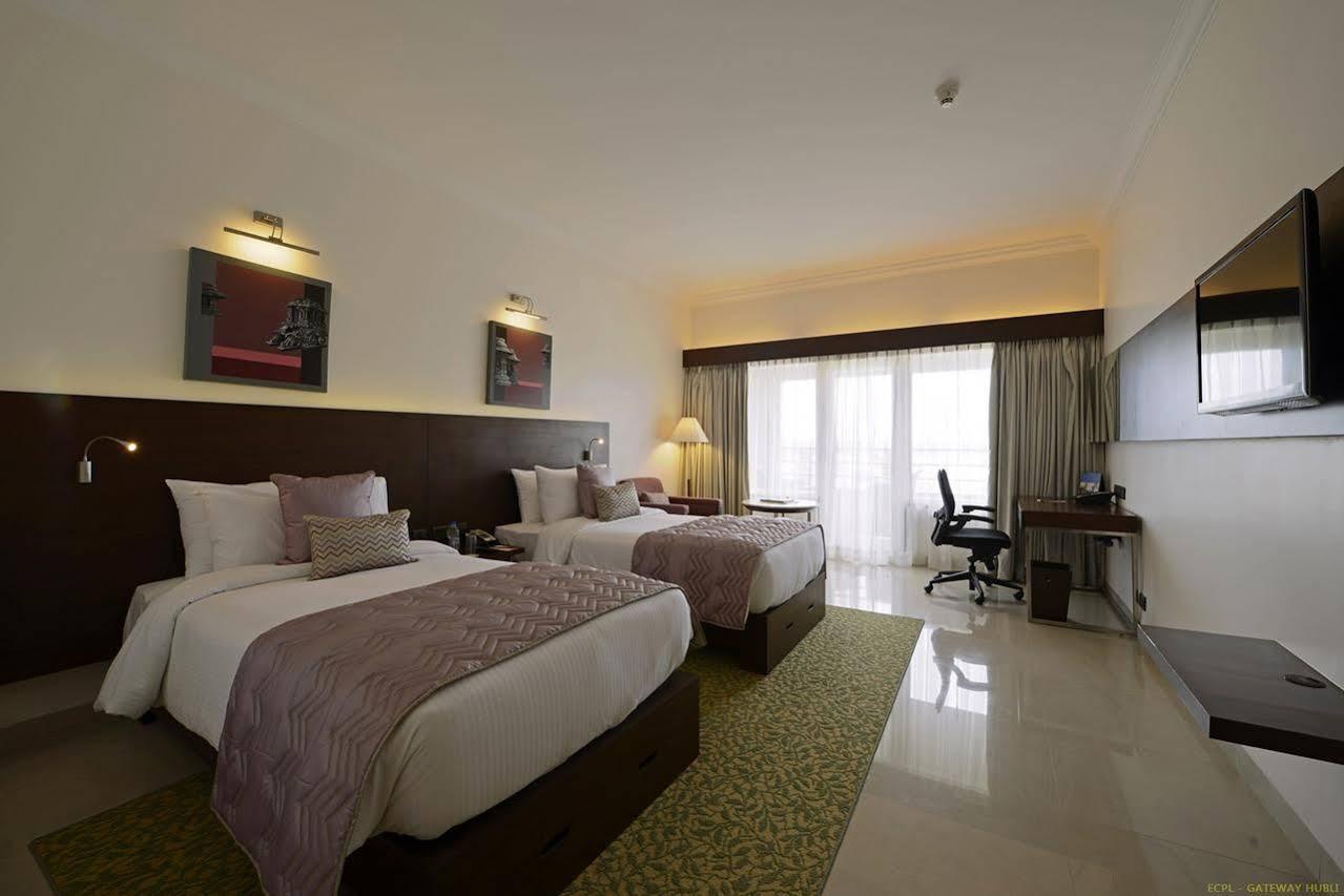 הובלי Hotel Naveen Lakeside מראה חיצוני תמונה