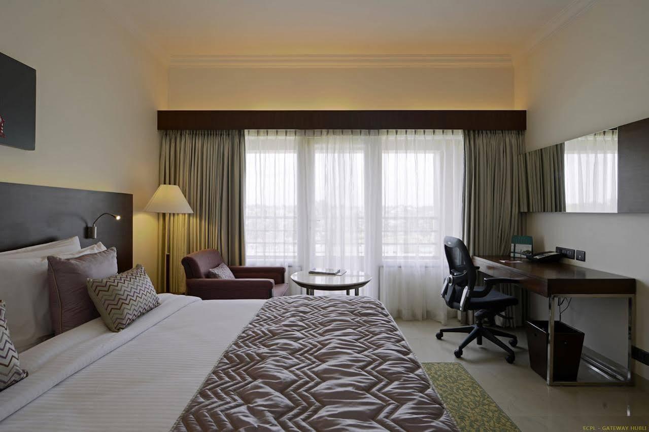 הובלי Hotel Naveen Lakeside מראה חיצוני תמונה