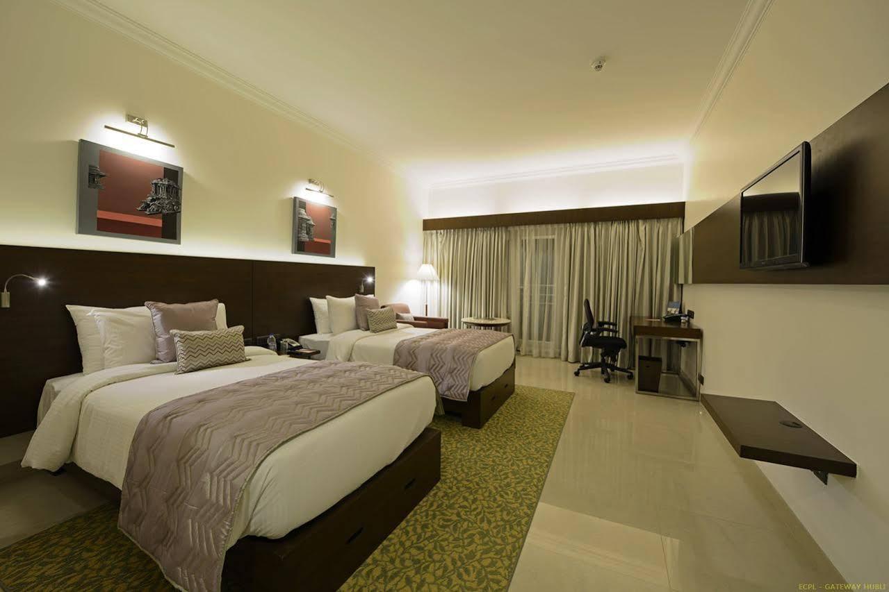 הובלי Hotel Naveen Lakeside מראה חיצוני תמונה
