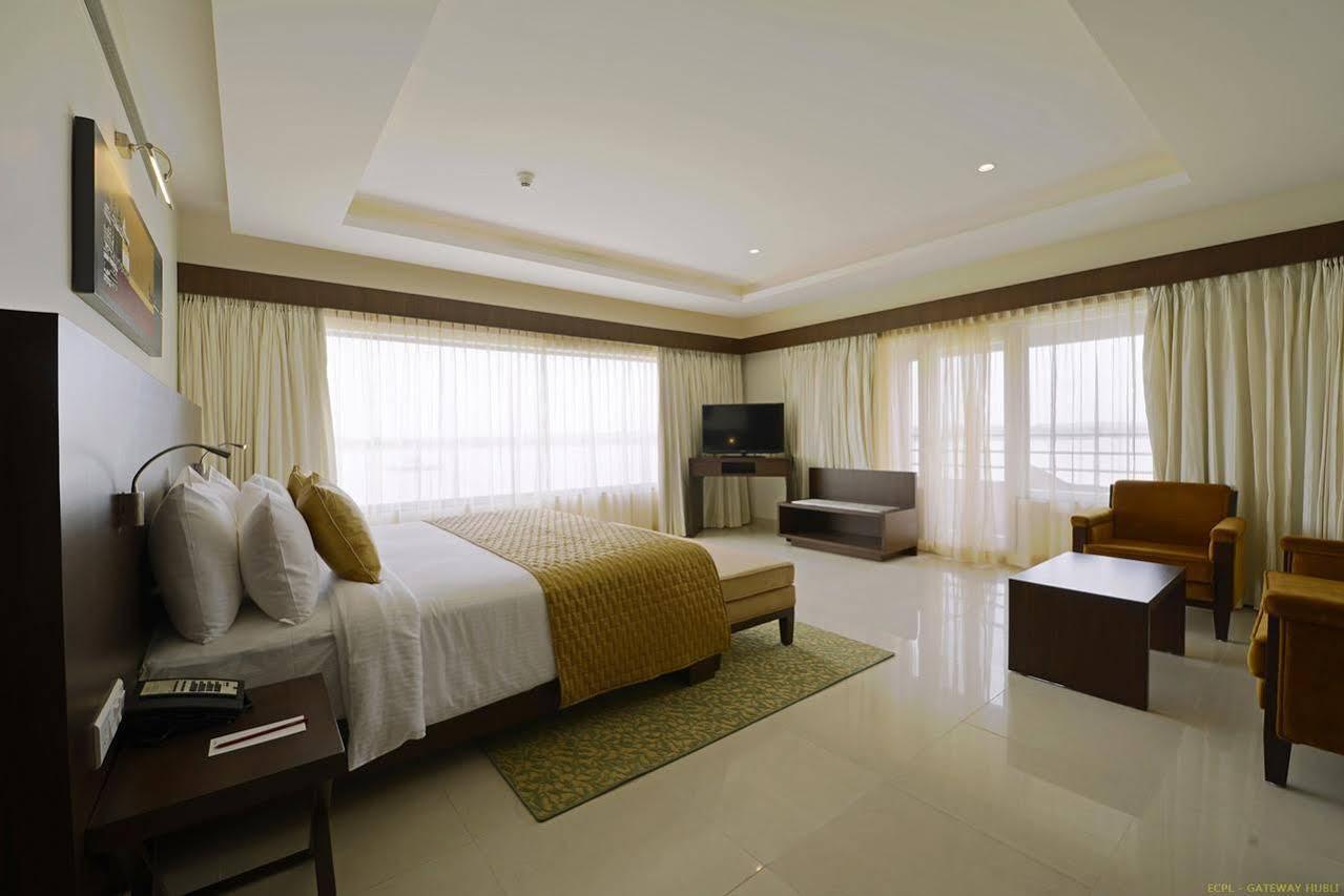 הובלי Hotel Naveen Lakeside מראה חיצוני תמונה