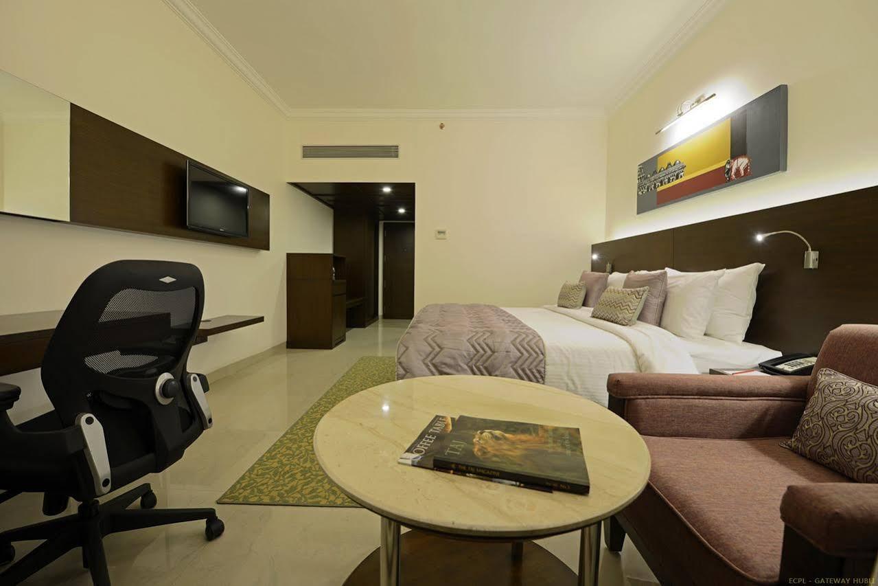 הובלי Hotel Naveen Lakeside מראה חיצוני תמונה